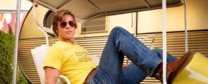 Brad Pitt in "Once upon a Time in Hollywood" auf einem Liegestuhl
