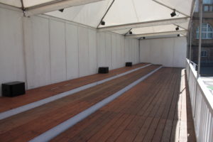 Leere Lounge mit Holzfußboden
