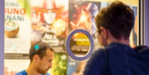 einzelner Besucher an der Kinokasse der Filmnächte
